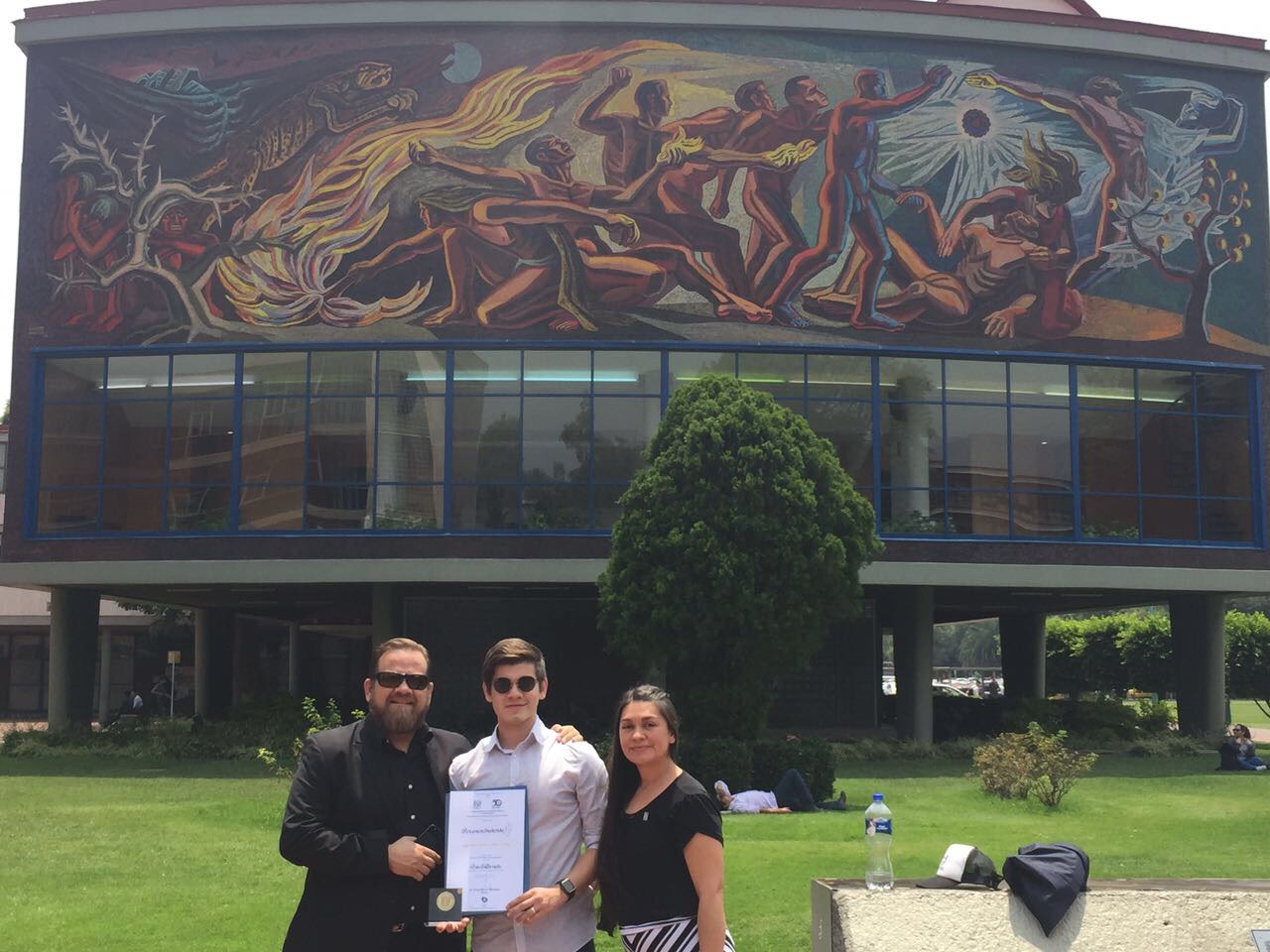 Recibiendo la medalla de mejor promedio en la UNAM